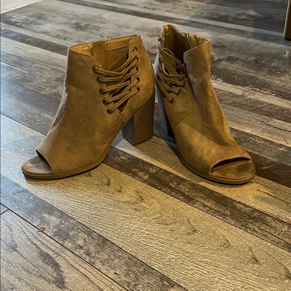 Stylish Gray/Tan Women's Ankle Boots